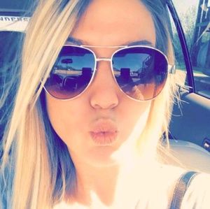 Meet your Posher, Alexis